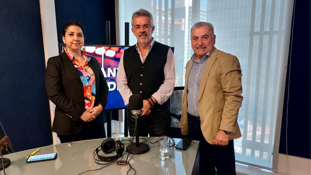Pabla Ortuzar, Ignacio Hernández y Mario Yañez hablaron del primer edificio industrializado de la región Metropolitana