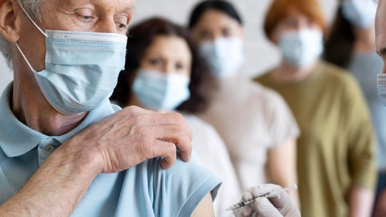 La vacuna gratuita que deben recibir los mayores de 65 años en Chile: para qué sirve y dónde recibirla