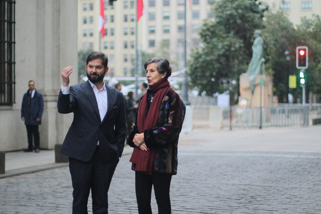 “Chile le debe mucho”: Presidente Boric sale a respaldar a Isabel Allende tras su destitución como senadora
