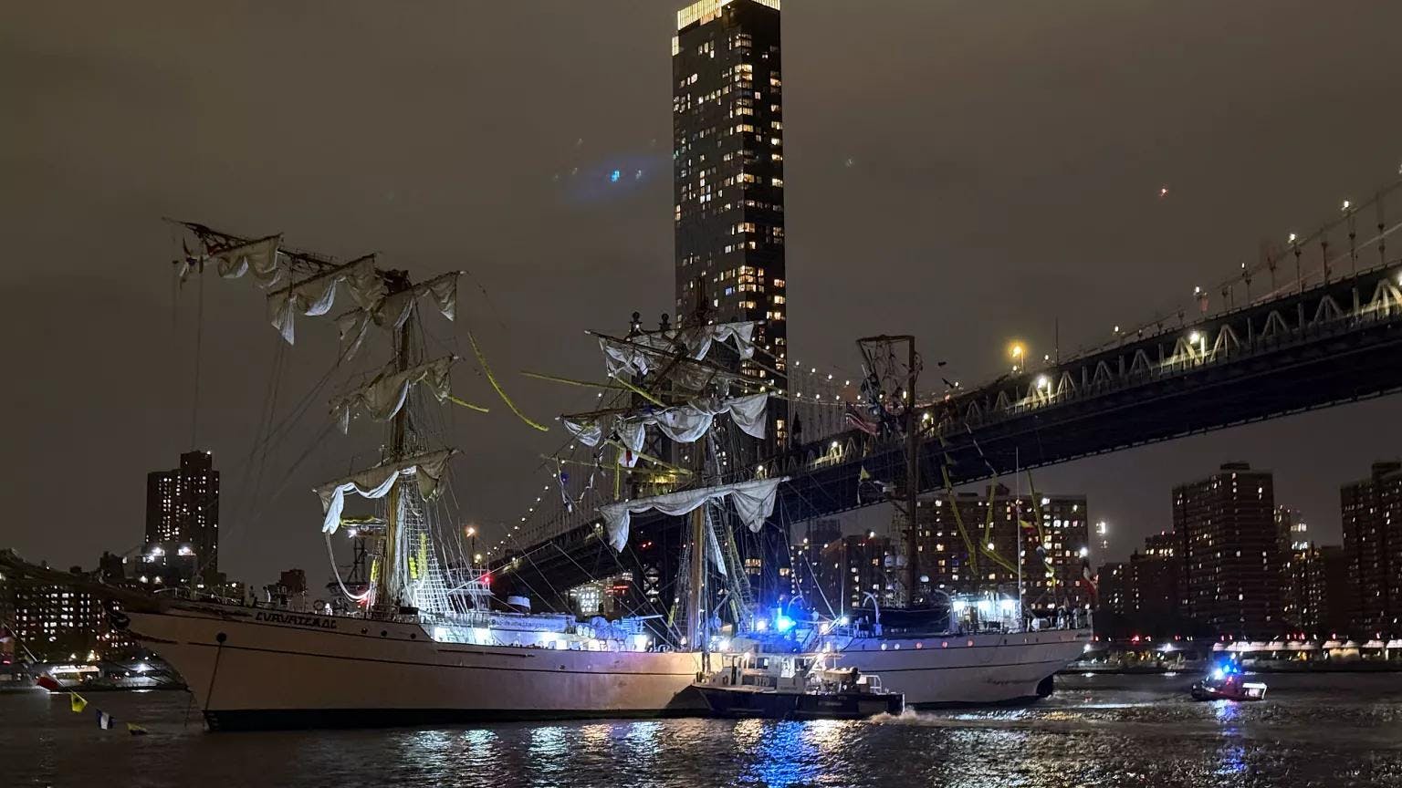 Buque mexicano choca contra el puente de Brooklyn: dos cadetes muertos