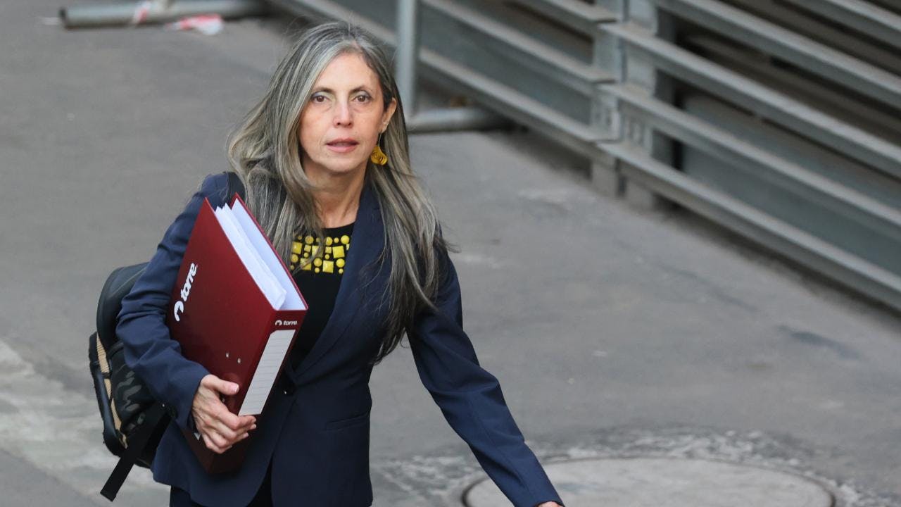 María Elena Santibáñez sobre el posible encubrimiento del Gobierno hacia Monsalve: “De que hay personas muy influyentes que se han excedido, que mantuvieron y mantienen contacto con él, está más o men