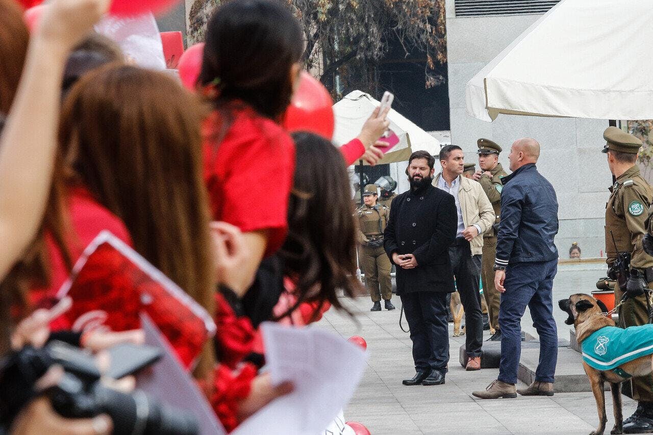 Presidente Gabriel Boric sale a recibir a matronas que protestaban en La Moneda y revela que su pareja tiene 37 meses de embarazo