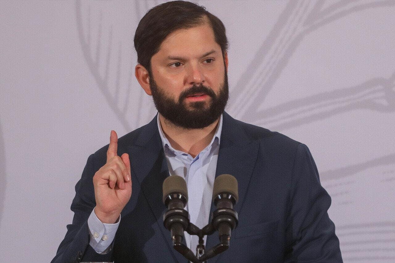 Boric se refiere a especulaciones sobre el lugar que nacerá su hija