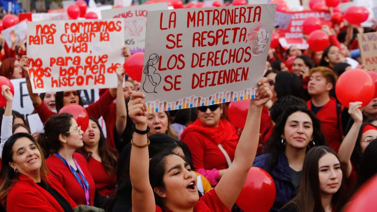 Matronas acusan que nuevo decreto del Minsal “pone en riesgo su profesión y atenta contra la salud sexual y reproductiva de miles de mujeres”