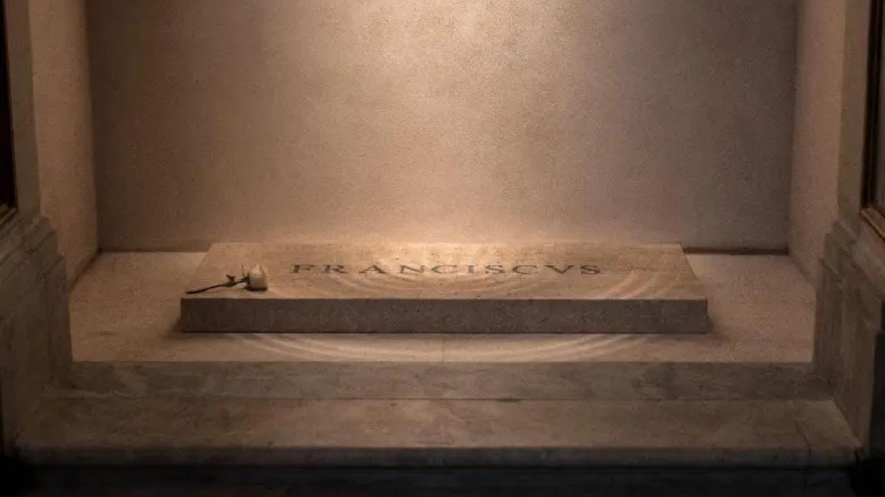 ¿Un error o un significado oculto?: Detalle en la tumba del papa Francisco genera diversos comentarios