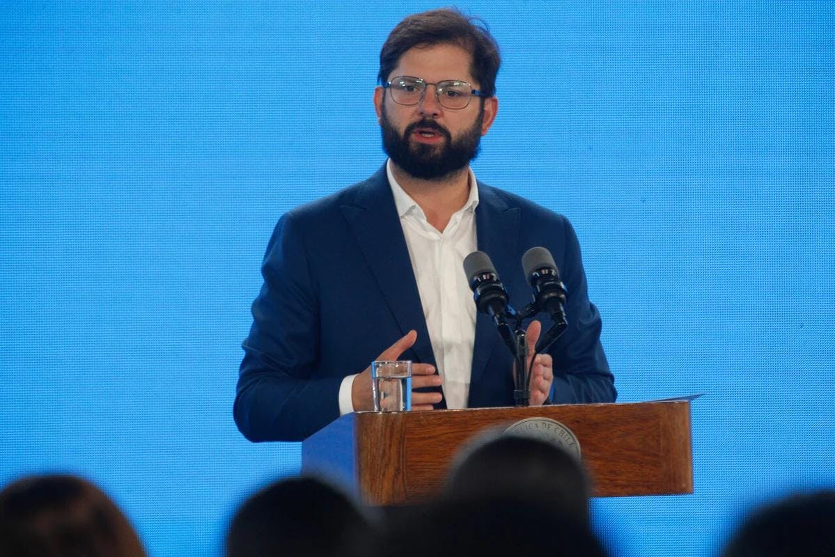 Presidente Boric insiste en sus dardos a Donald Trump en medio de caos mundial por aranceles de Estados Unidos