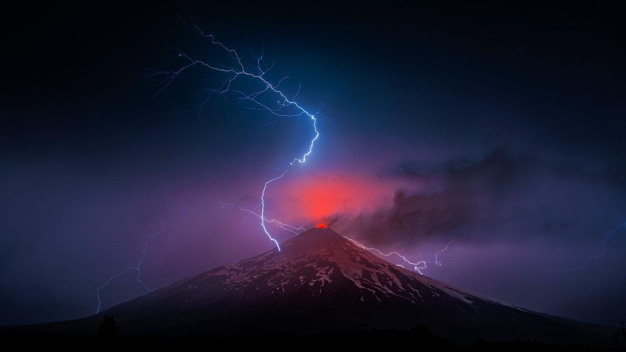 Nuevamente fotógrafo es premiado por una de sus fotos del Volcán Villarrica