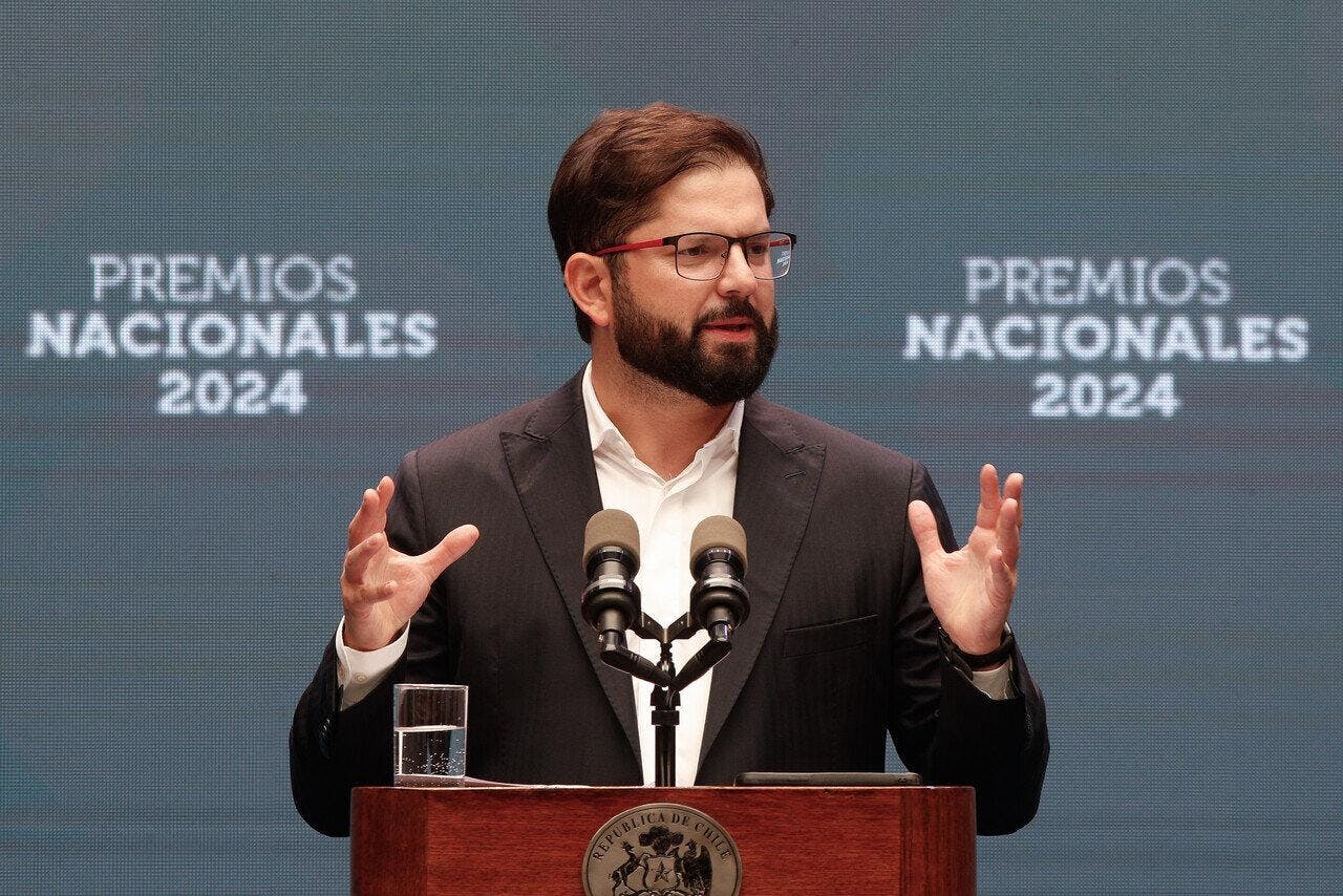 “Un comportamiento incomprensible”: Oposición arremete contra el Presidente Boric por compartir asado con Tool durante incendios forestales