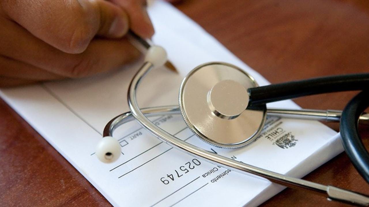 Zoom a las licencias médicas: Mujeres usan más que los hombres