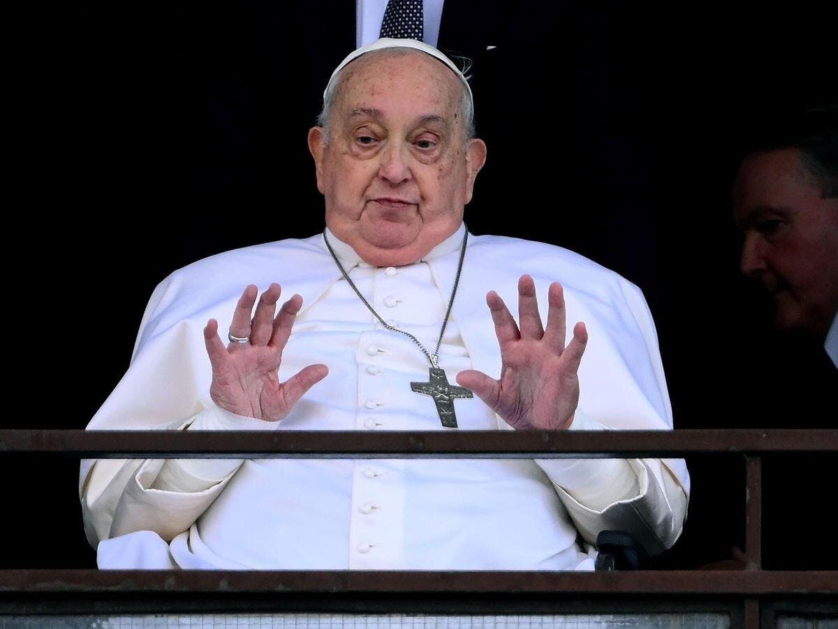 “Tuvimos que elegir entre dejarlo ir o probar con todo”: Médico que operó al Papa revela el estado crítico en el que estuvo el Sumo Pontífice