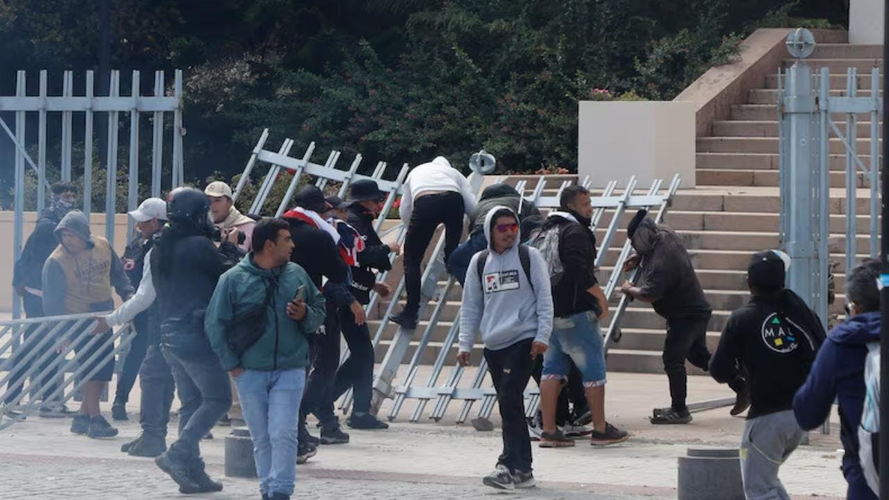 Manifestaciones por Ley de Fraccionamiento de Pesca dejan un carabinero lesionado y daños en el Congreso