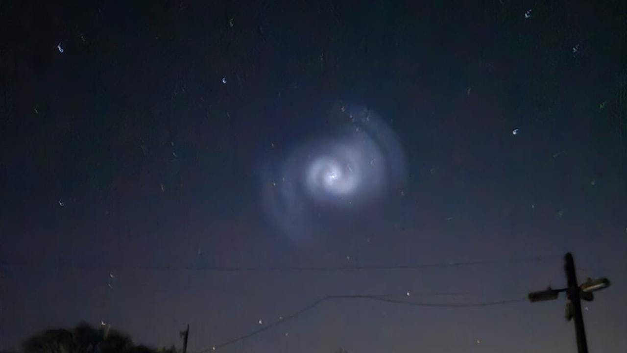 El espiral giratorio que dejó nave de Elon Musk en el cielo
