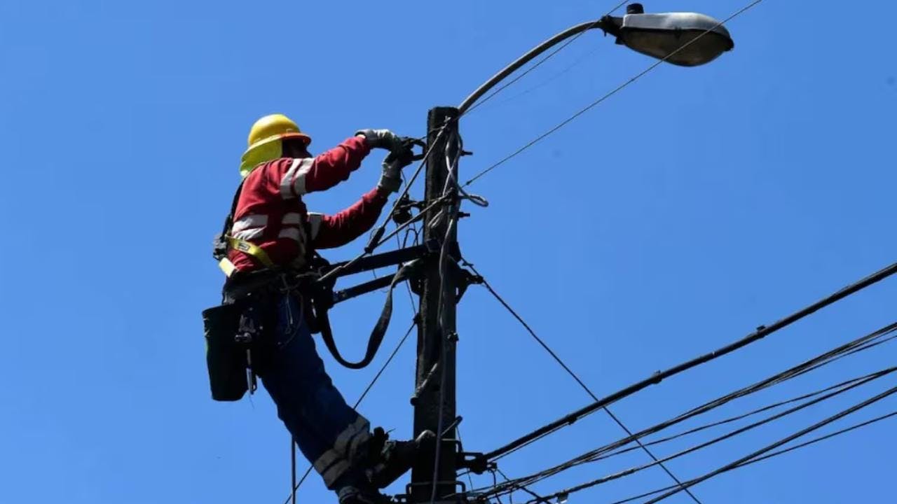 Enel anuncia cortes de luz para este martes en cinco comunas de la Región Metropolitana