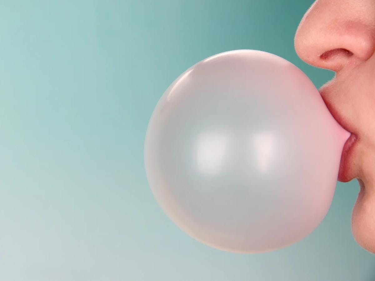 Mascar chicle podría hacernos ingerir miles de microplásticos, según un estudio de UCLA