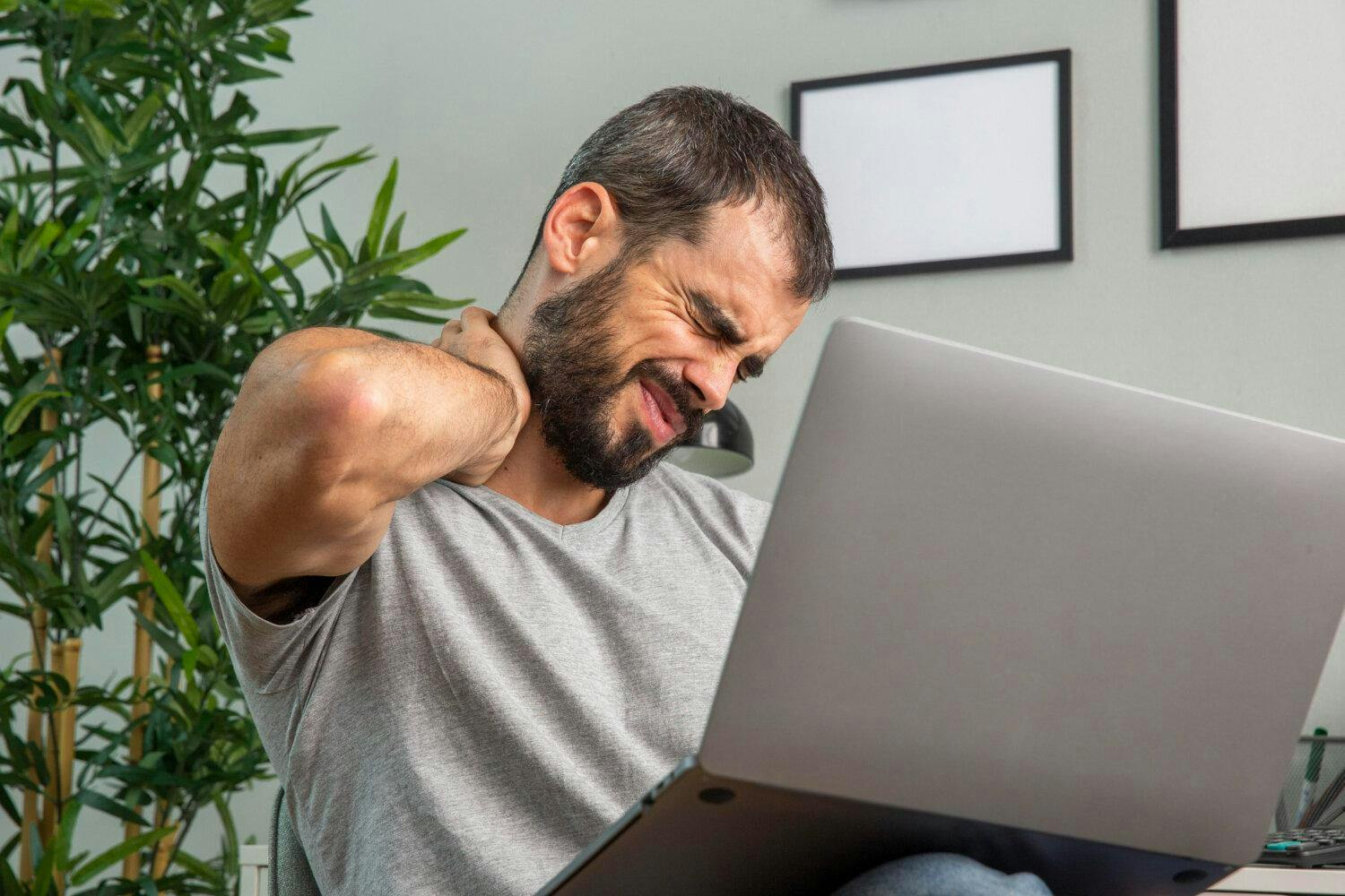 Especialistas advierten sobre la relación entre estrés crónico y dolor muscular