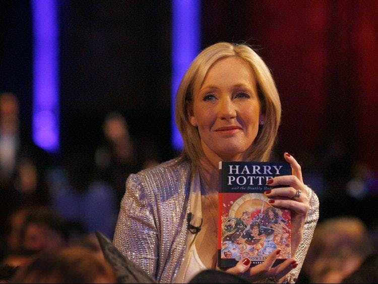 Nueva polémica en el mundo mágico: J.K. Rowling insinúa crítica contra los protagonistas de Harry Potter y desata críticas en redes sociales