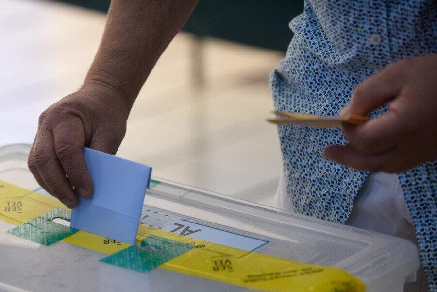 Comisión del Senado declara inadmisible indicación del Gobierno que restringía voto extranjero: El plan del Ejecutivo para reponerlo