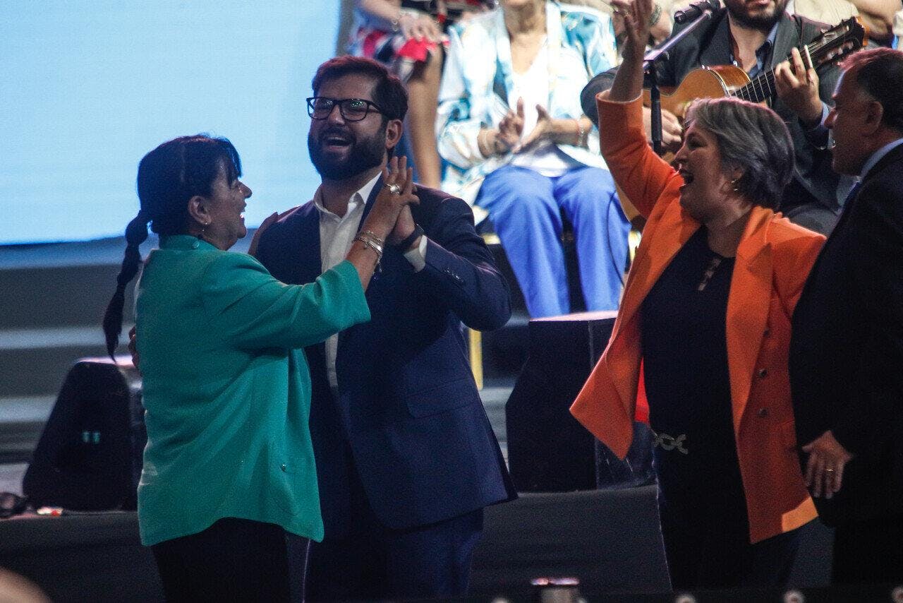 Presidente Boric baila para celebrar la promulgación de la reforma de pensiones