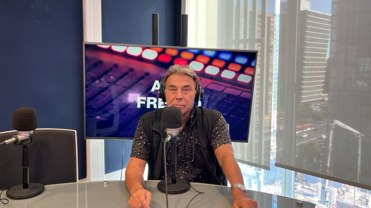 Eric Goles sobre su libro “Vida Artificial”: “Cuando hablo de vida no me refiero a que artificialmente podamos hacer un riñón. Lo mío es más filosófico, se trata de como podemos imitar la esencia de l