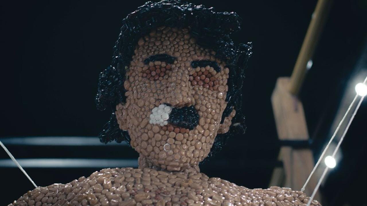 Así es la escultura que inmortalizó el piscinazo de Charly García desde el noveno piso