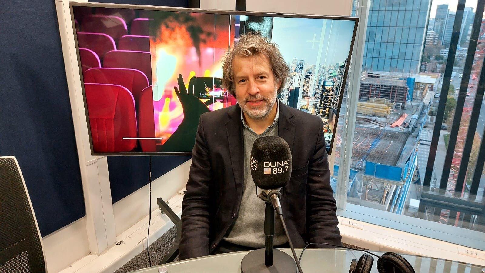 Cristóbal Joannon sobre su libro Ensayos parados: “Las acciones realizadas dentro de esa plataforma, digamos, de la activación de la voluntad de vivir y de la alegría, asumen formas muy precisas”