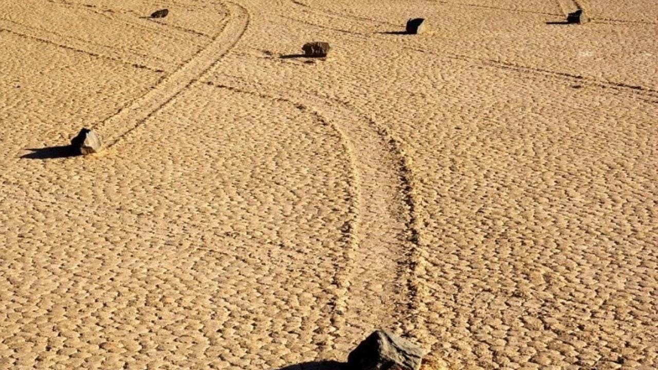 Las rocas que se mueven “solas” en el desierto de California