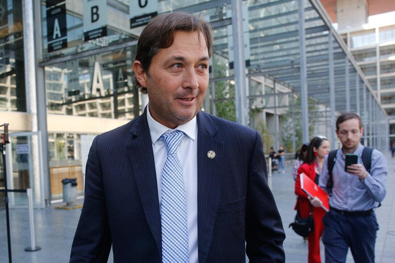 Fiscal Patricio Cooper es removido de investigación por filtraciones de chats de Karol Cariola