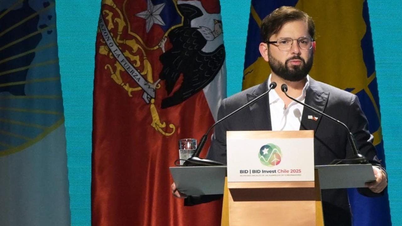 “No vamos a andar ofreciendo criptomonedas por internet”: Presidente Boric vuelve a pegarle a Javier Milei por escándalo de libertario