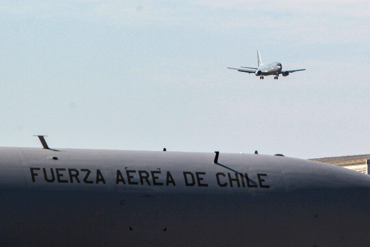 Posible espionaje: Detienen a dos bolivianos en base de la FACh con croquis del lugar