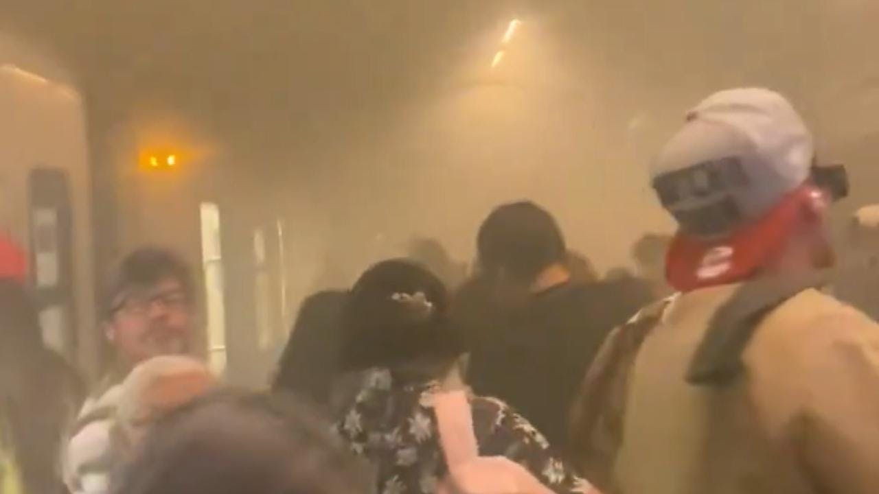 Evacuan Estación Baquedano del Metro por humo en las vías