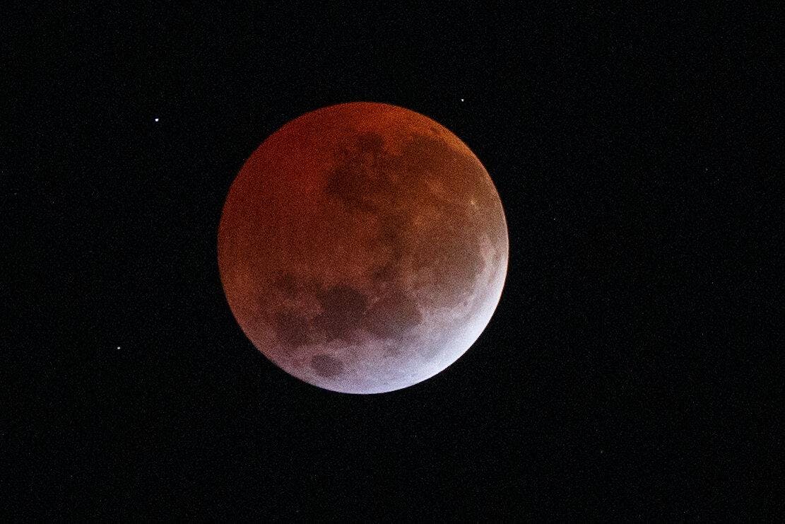Las tremendas imágenes que dejó la “Luna de sangre” sobre Chile