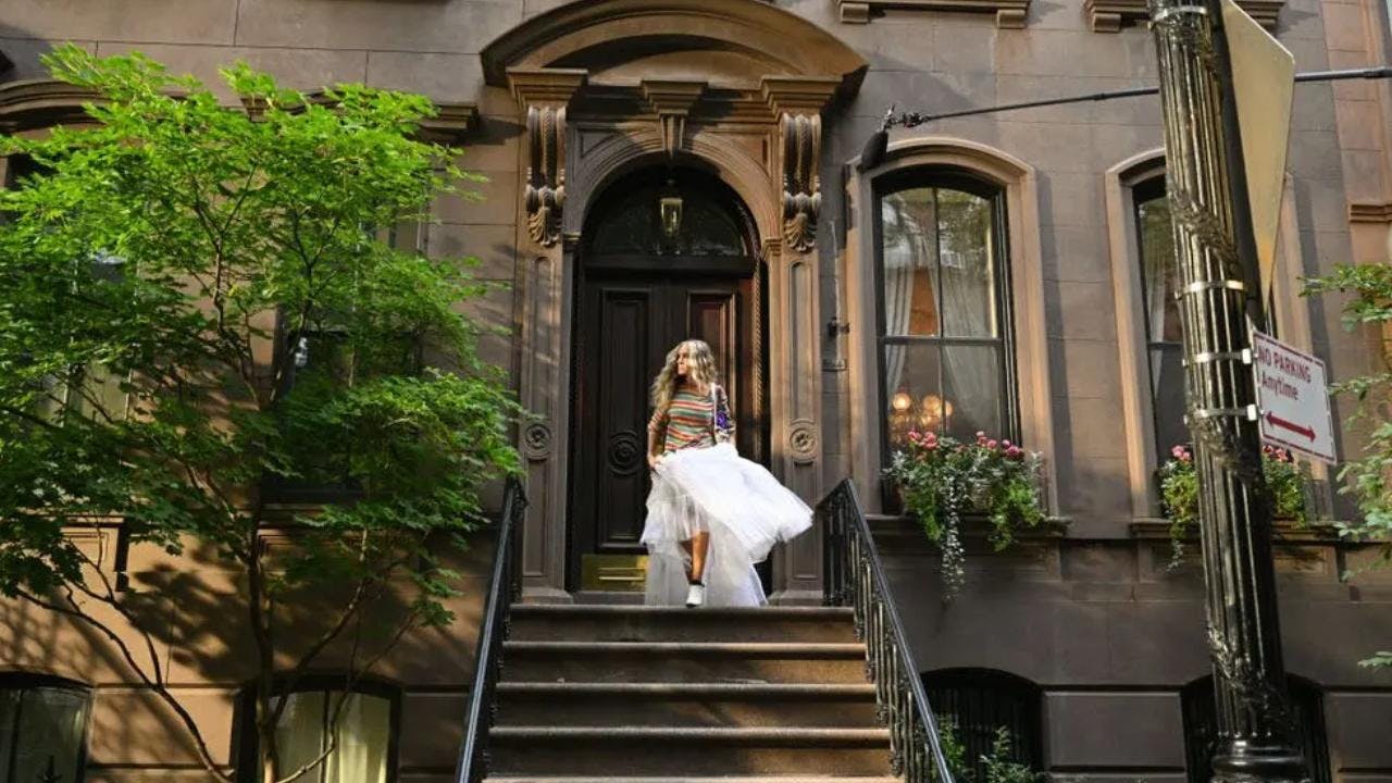 La respetuosa forma en que dueño de casa de la casa de Carrie de Sex and the city, le pide a los turistas que se vayan