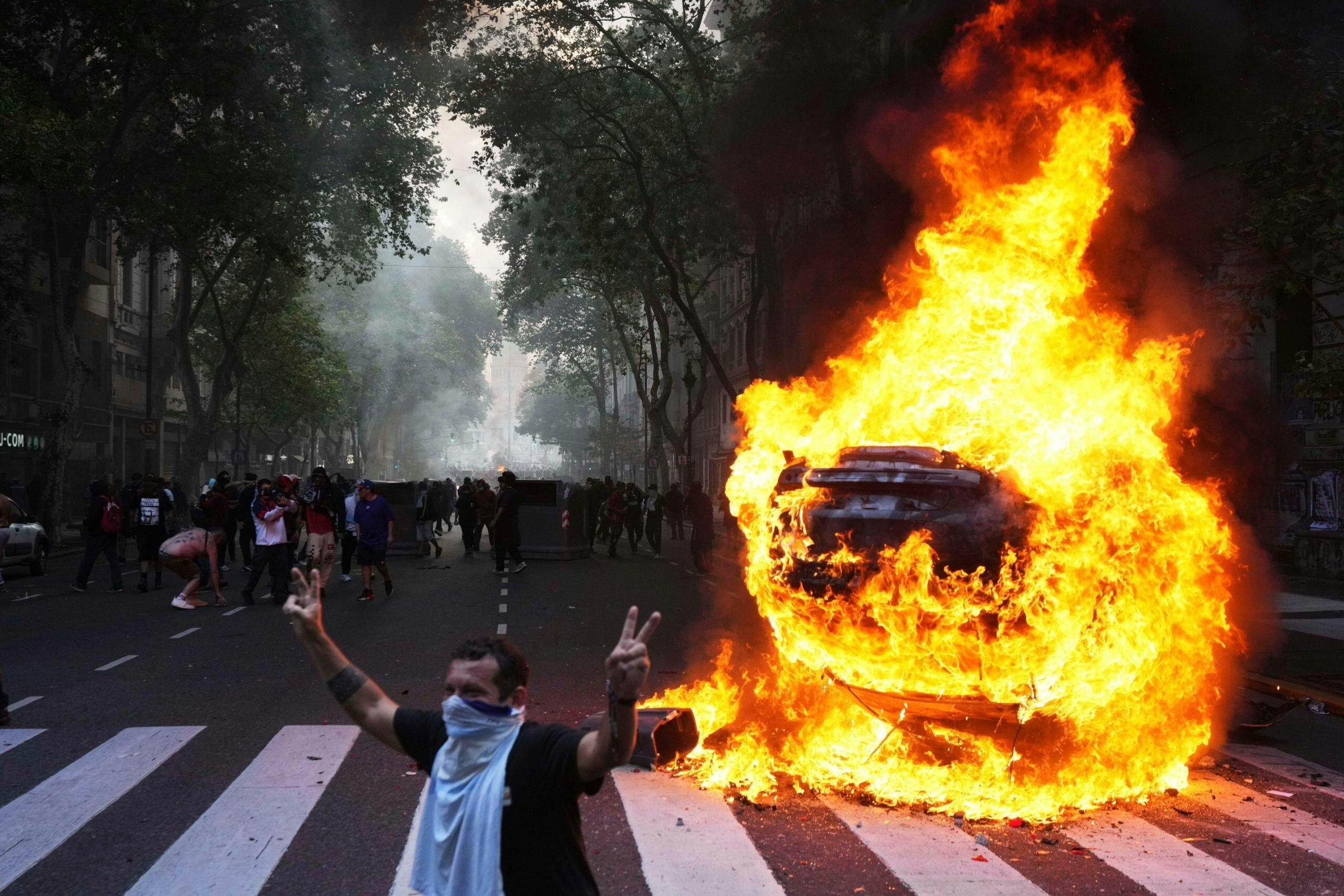 Más de 100 detenidos, 45 heridos y acusaciones de abuso policial: Milei enfrenta las manifestaciones más violentas de su mandato