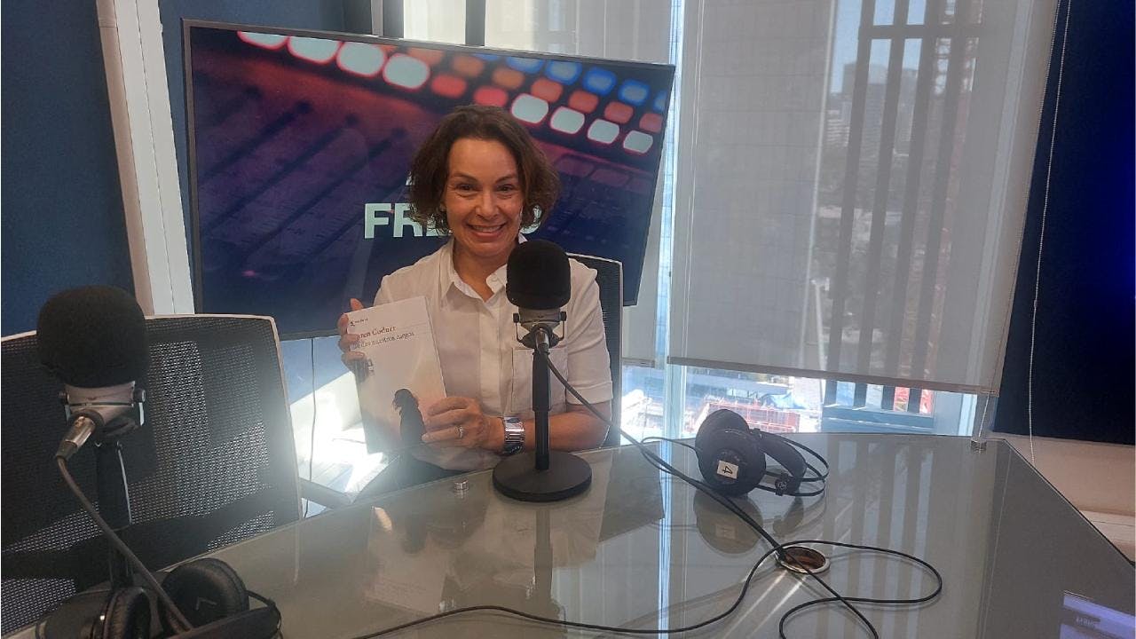 Karen Codner sobre su novela “Todos nuestros fuegos”: “Tome el riesgo de no contar una historia tradicional, partí al revés. Me gustó tomar ese riego para ver cómo cautivar al lector y lectora”