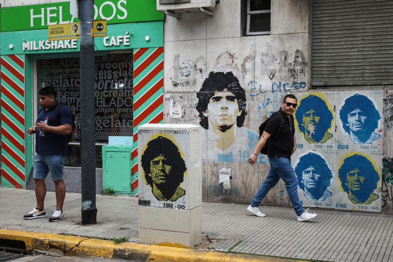 Con 7 imputados, fuertes imágenes exhibidas e insultos a los acusados: Así comenzó el juicio sobre la muerde de Diego Maradona