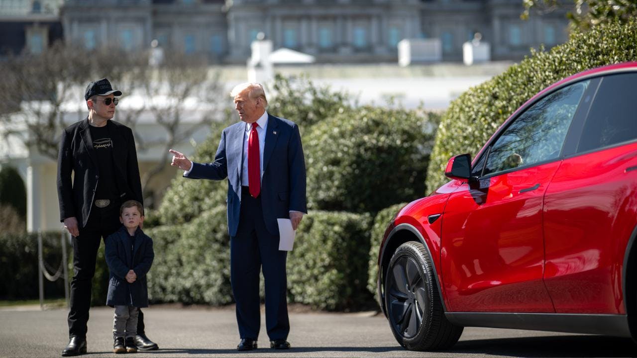 La publicidad que hizo Donald Trump a los autos Tesla de Elon Musk en medio de las millonarias pérdidas de la empresa