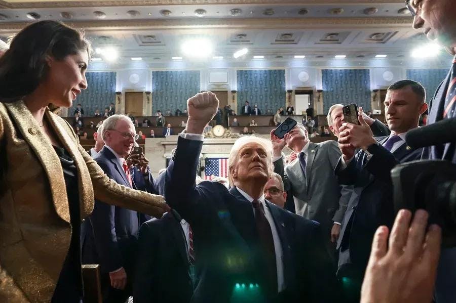 “EE.UU no será woke” y “puse fin a la ridícula “estafa verde”: Las frases que marcaron el polémico discurso de Donald Trump ante el congreso