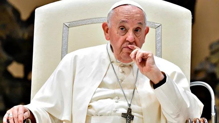 Actualizan estado de salud del papa Francisco: Sigue con oxígeno y no participará en el Miércoles de Ceniza