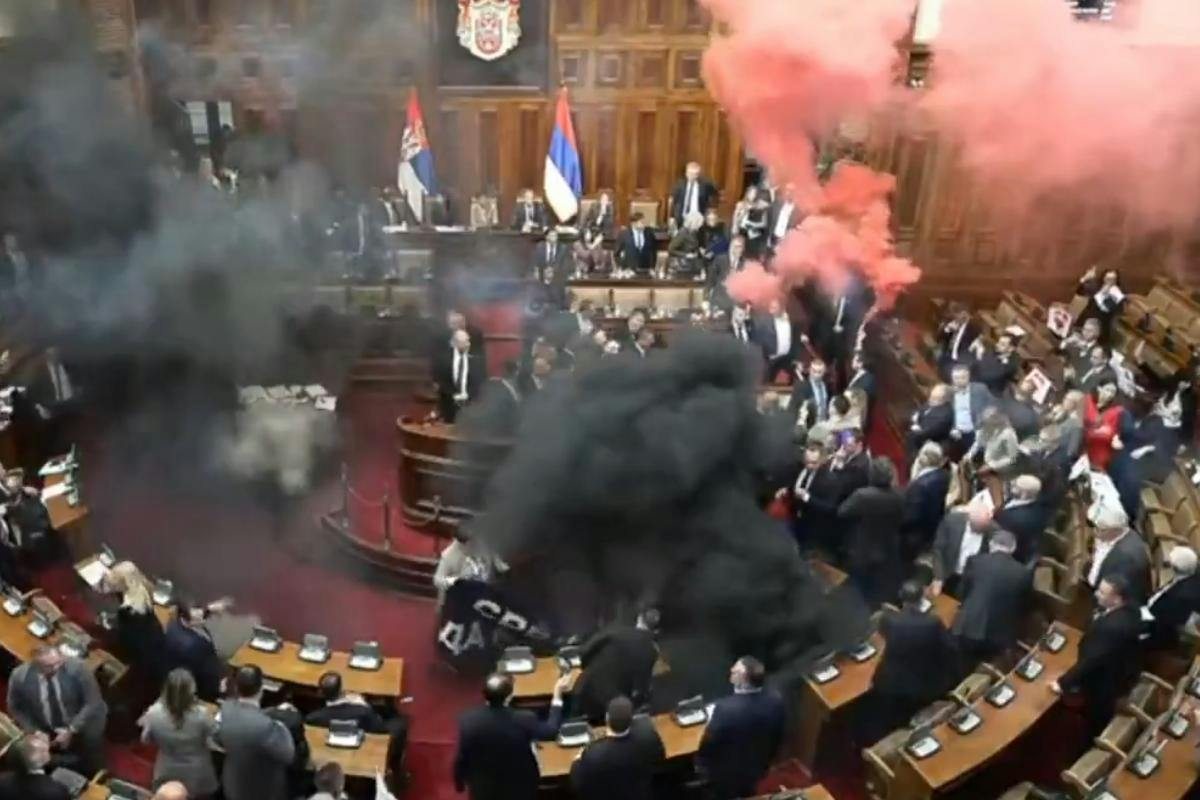 Diputados serbios se lanzan bombas de humo en plena sesión