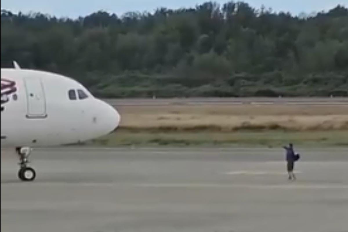 Hombre ingresa a la pista de aterrizaje de Aeropuerto de Puerto Montt con avión a punto de despegar