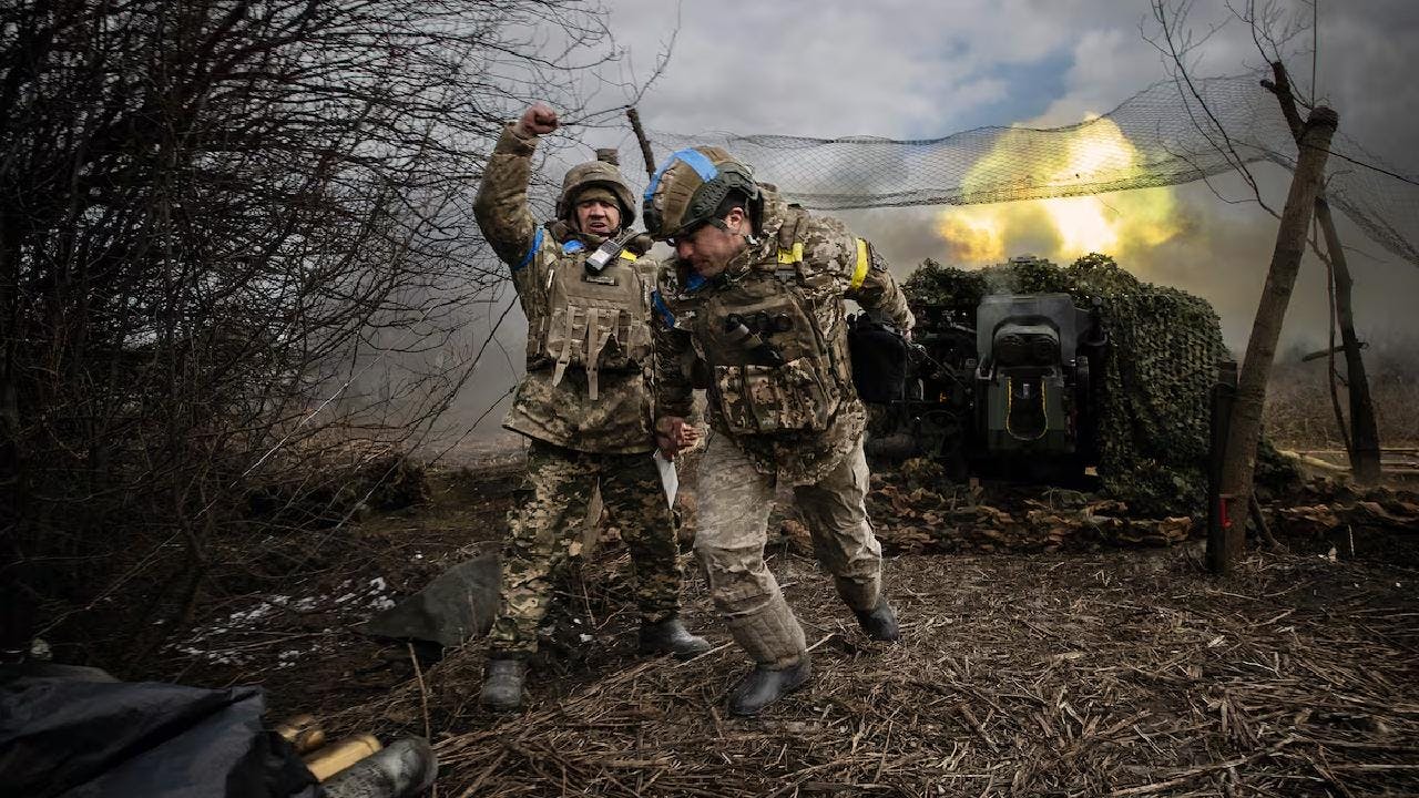 A tres años del inicio de la guerra en Ucrania, Rusia dice que no cesará los ataques hasta que exista un acuerdo “firme”, mientras que Ucrania pide la paz