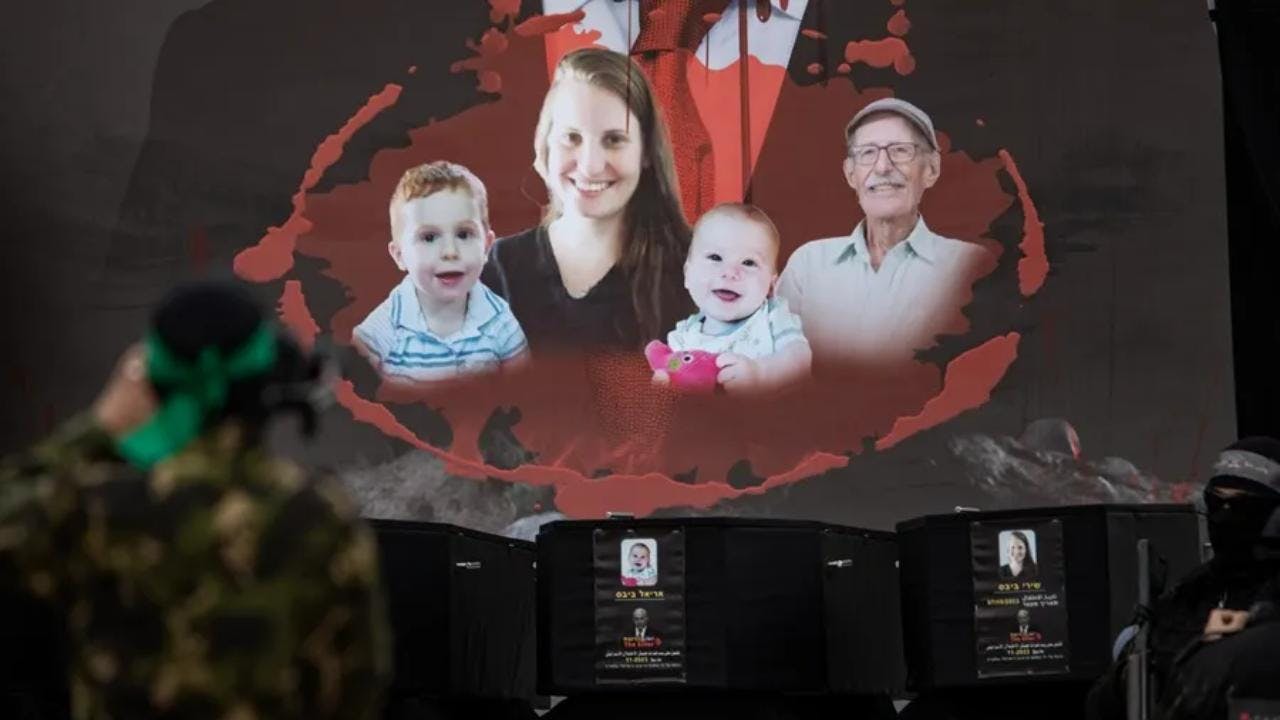 Hamás entrega cuatro rehenes muertos a Israel: Entre ellos una madre junto a sus dos hijos