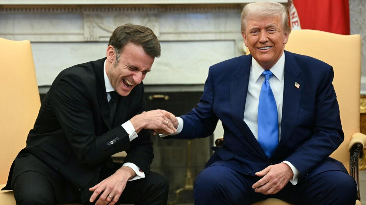 Entre abrazos y correciones en vivo: El tenso encuentro entre Donald Trump y Emmanuel Macron