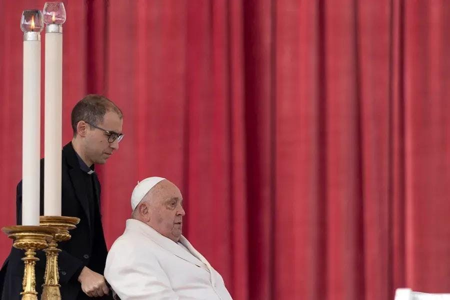 Pese a que pasó “buena noche”, Papa Francisco sigue en estado crítico