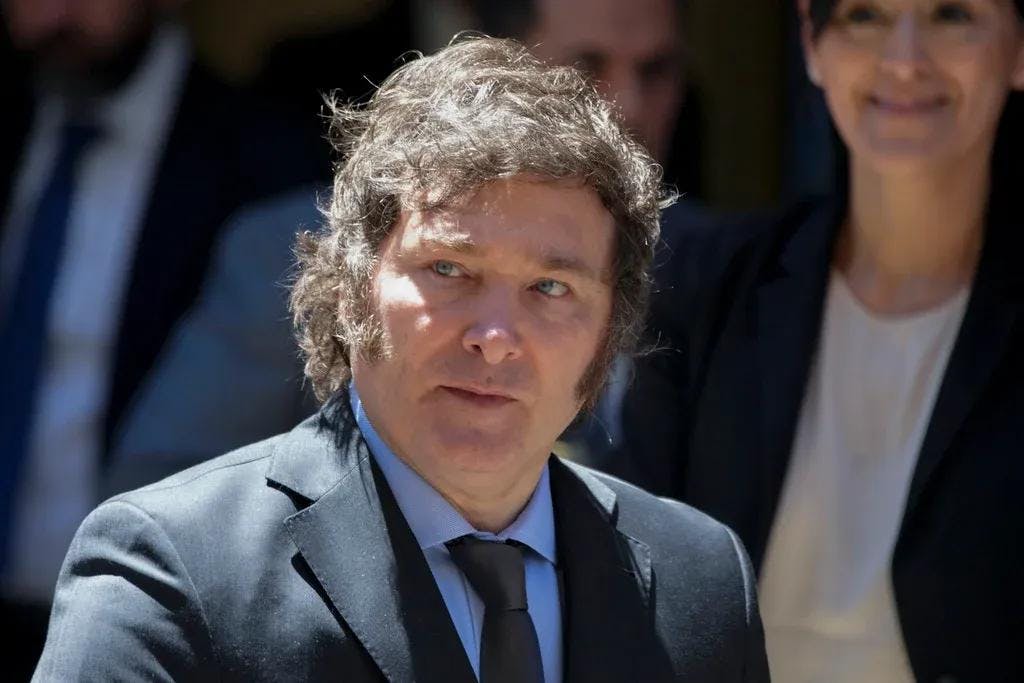 Más de 100 denuncias, amenazas de juicio político y escándalo internacional: Los coletazos del polémico apoyo de Javier Milei a criptomoneda