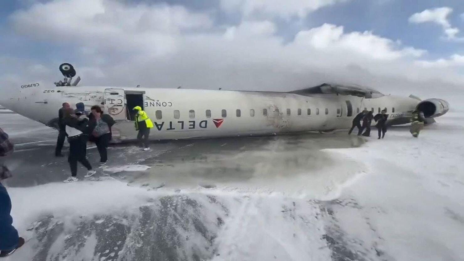 Lo que se sabe del avión que se volcó al aterrizar en Toronto