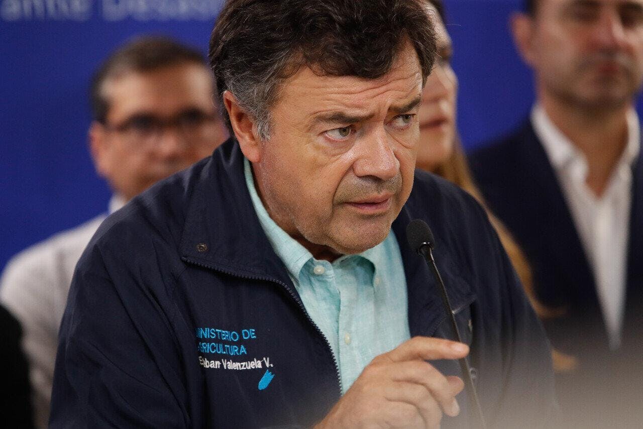 Ministro Valenzuela cataloga de “acto de carácter absolutamente terrorista” el ataque a helicópteros durante incendios