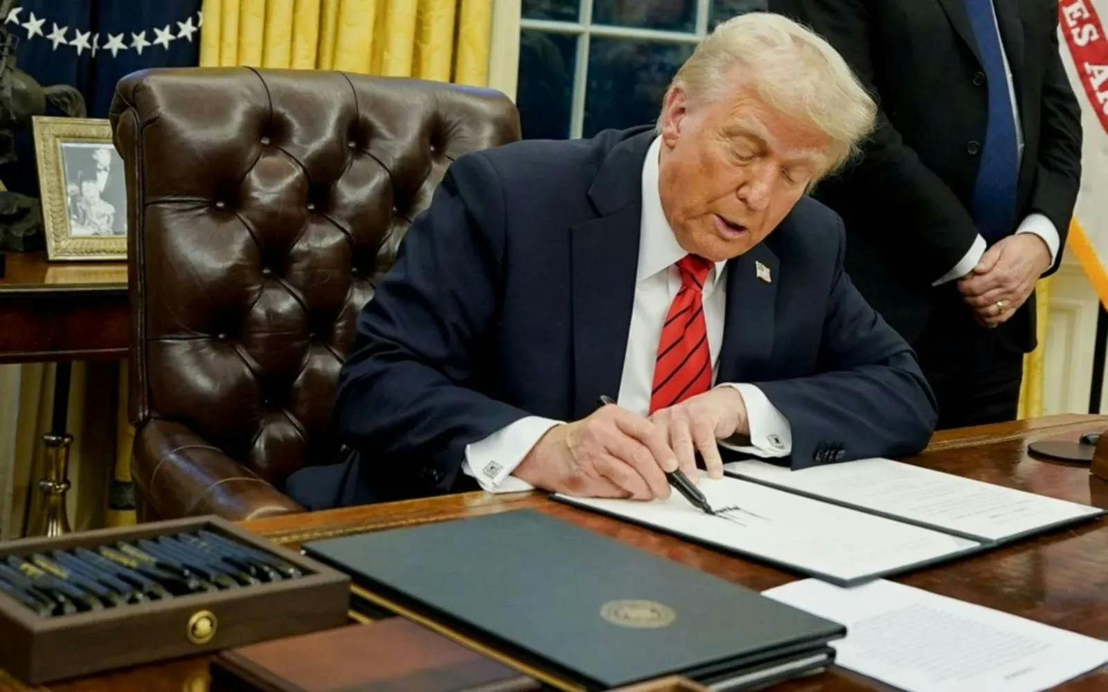 Donald Trump revierte plan de Joe Biden para reducir plásticos de un solo uso y firma decreto para que “vuelvan las bombillas de plástico”