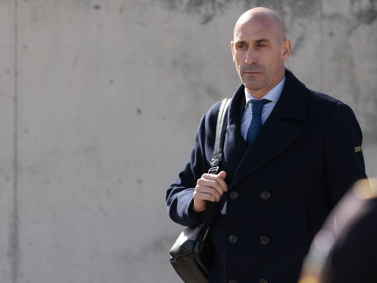 Rubiales dice que está “totalmente seguro” que beso a Jenni Hermoso fue consentido