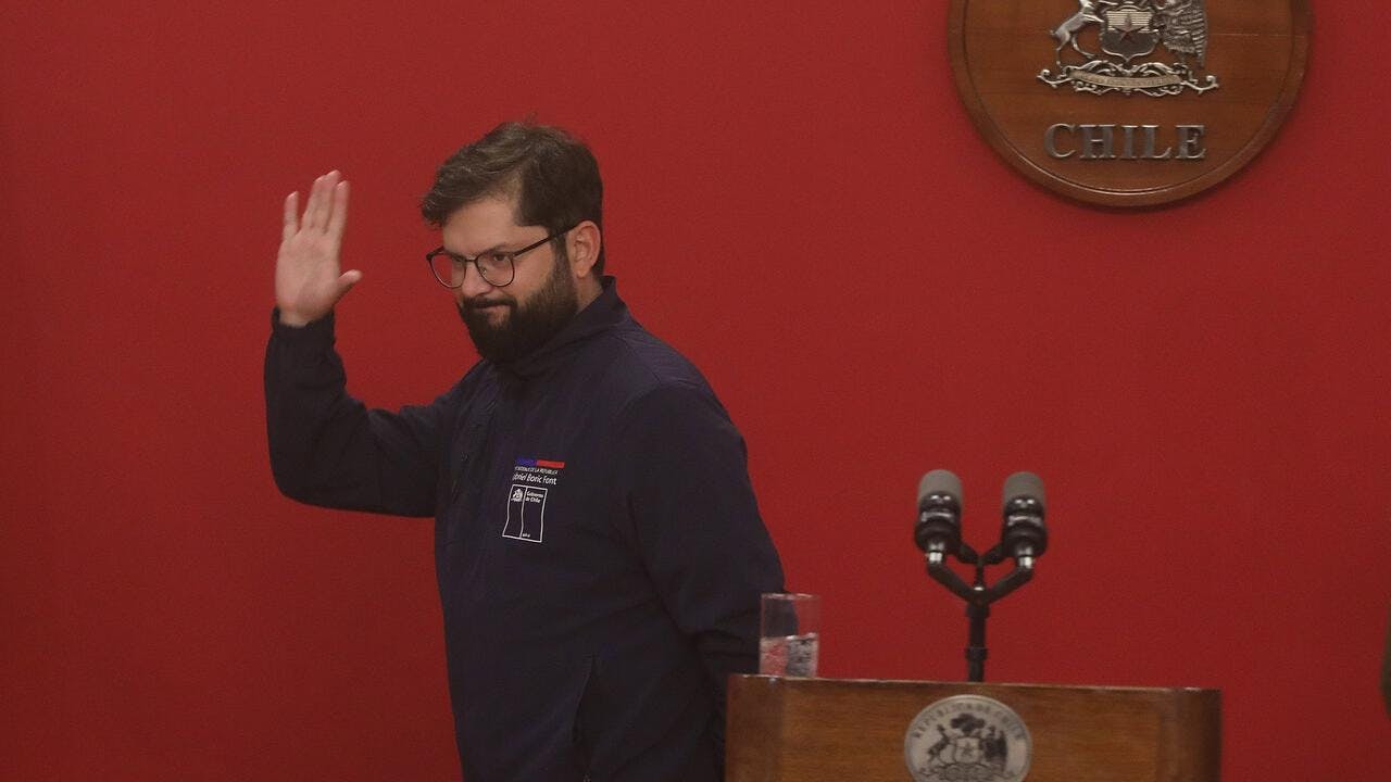 Tras anunciar medidas por incendios, Boric y parte de su comité político inician sus vacaciones